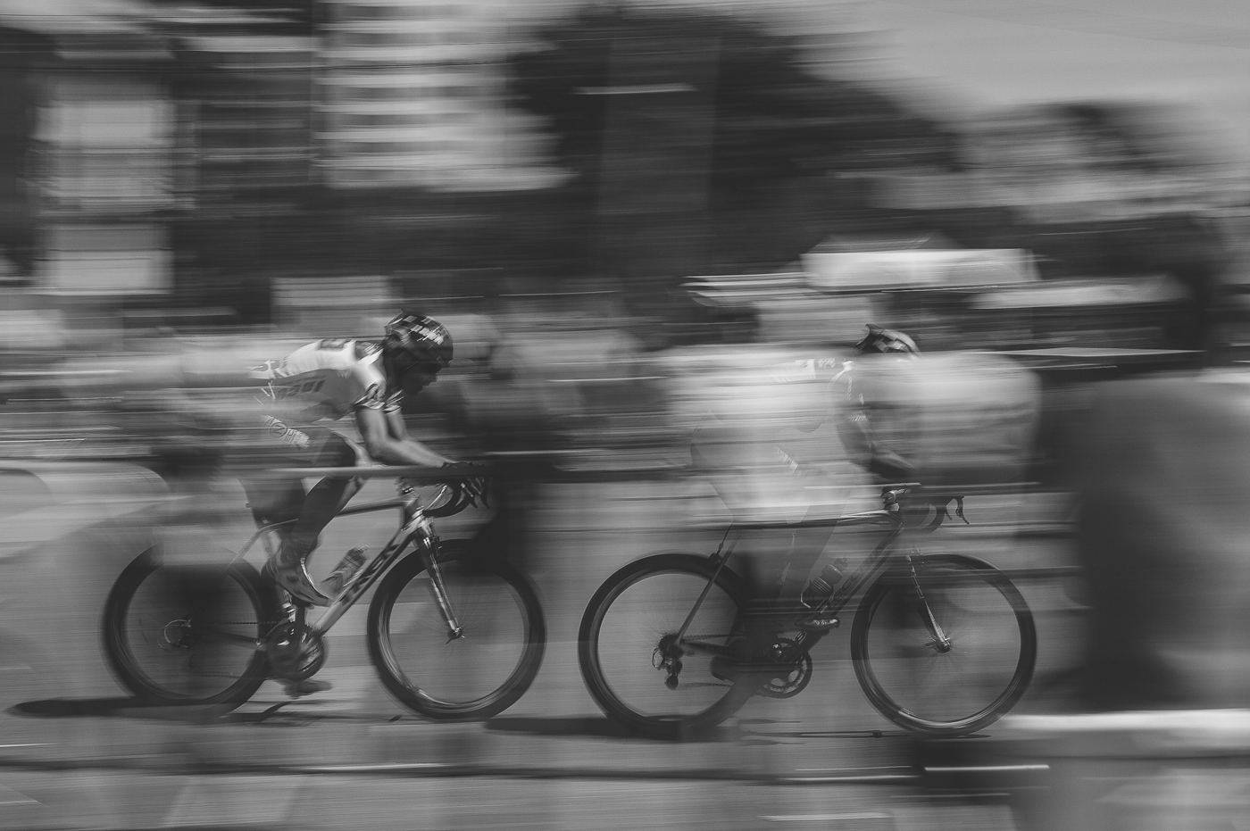 Rennradfahrer im Sprint, Bewegungsunschärfe