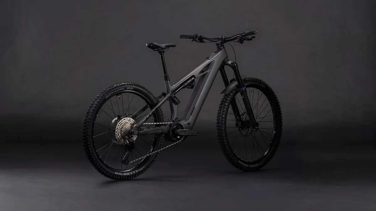 CUBE Stereo Hybrid ONE77 HPC Race 800 2026, Seitenansicht