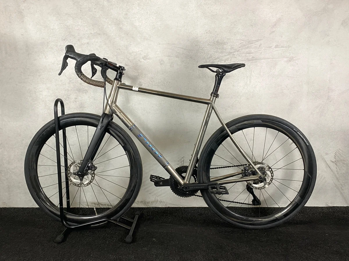Veturi Pilot Cycles 2023, Seitenansicht