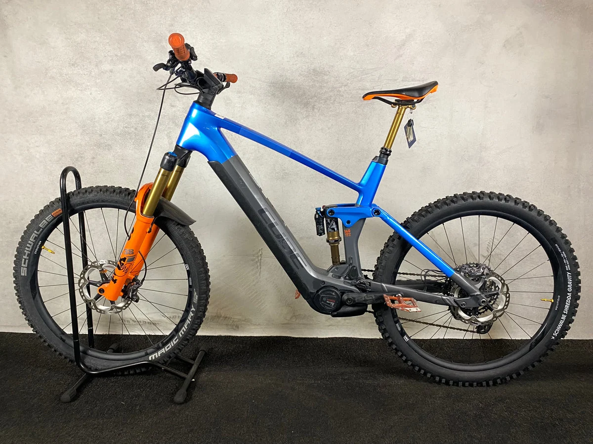 Cube Stereo Hybrid 160 Actionteam 2023, Seitenansicht
