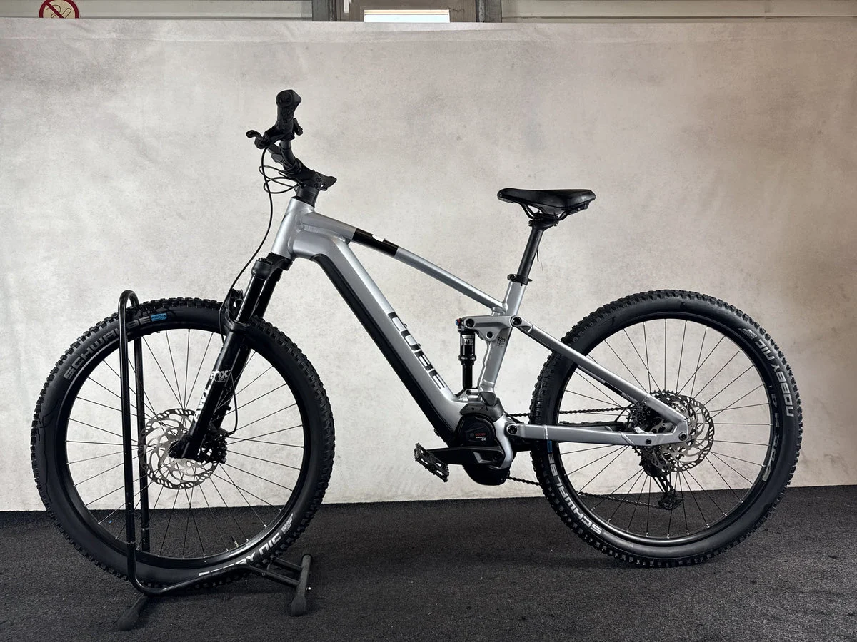 Cube Stereo Hybrid 120 Race 750 2023, Seitenansicht