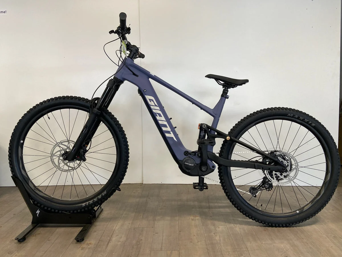 Giant Stance E+ 2, Seitenansicht