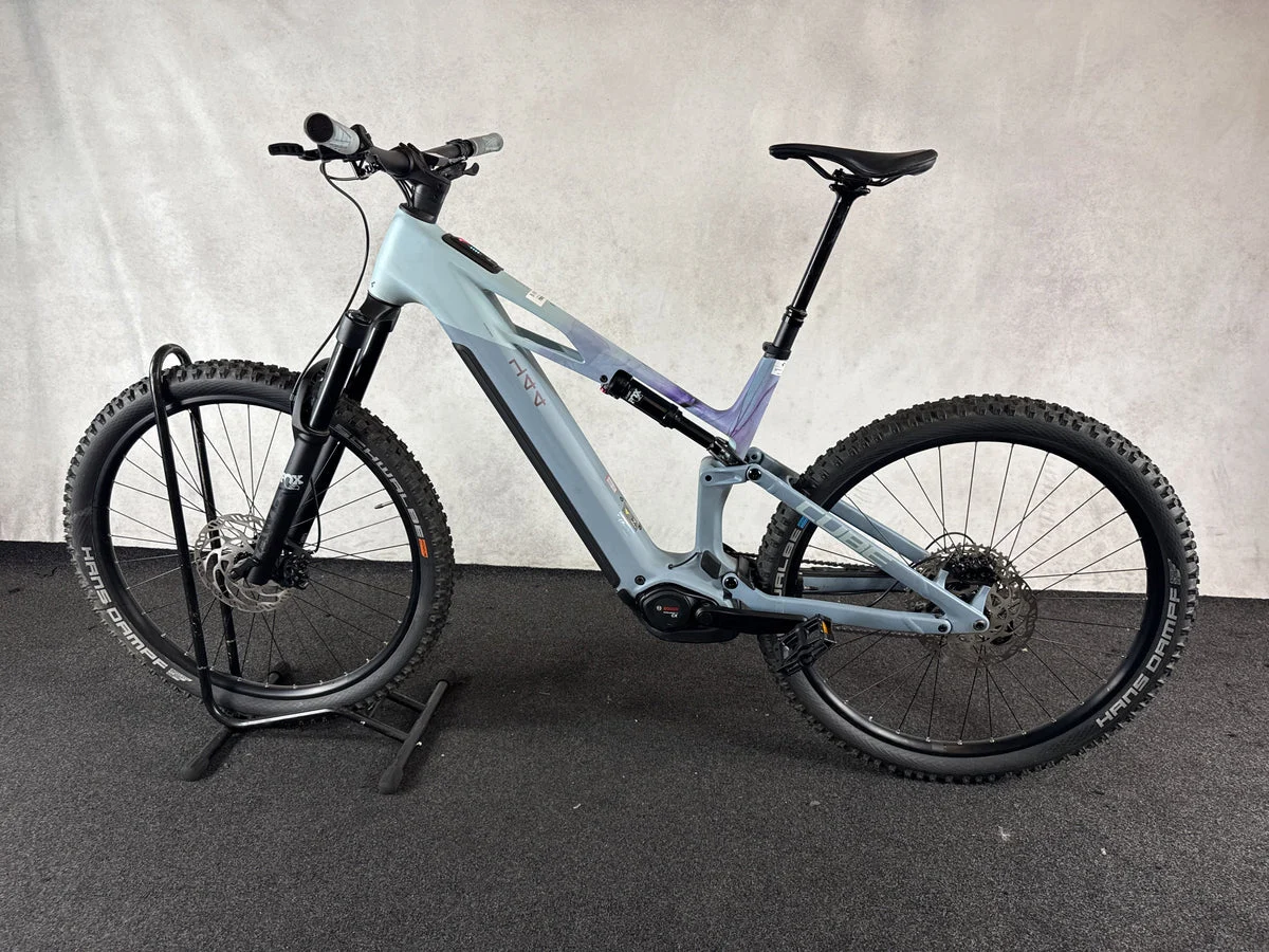 Cube Stereo Hybrid One44 HPC Race 800 2025, Seitenansicht